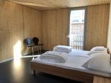 angenehme Schlafzimmer aus Schweizer Holz